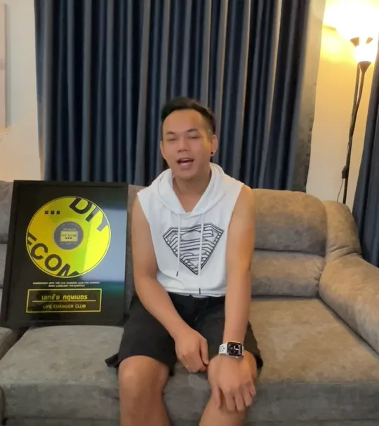 เอกชัย นั่งข้างโล่ Life Changer Club ของ DIY ECOM
