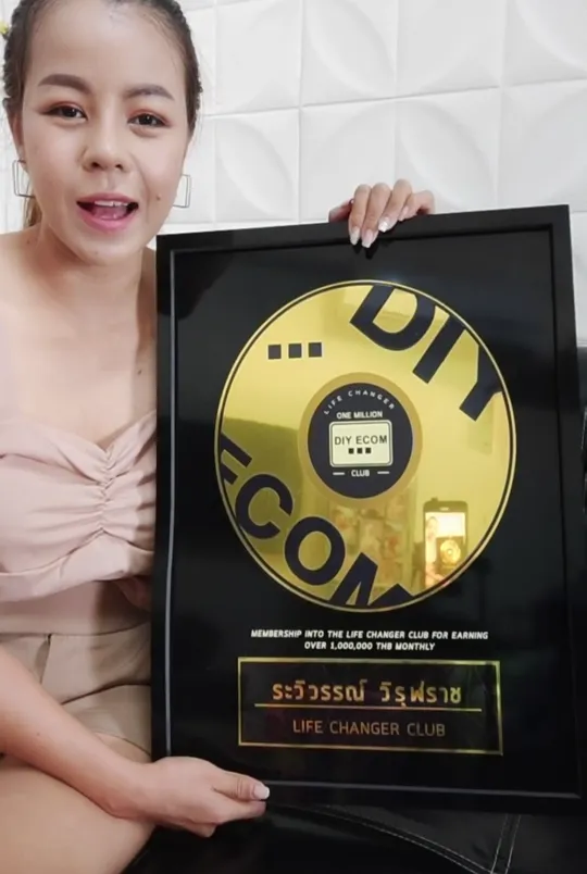 ระวิวรรณ์ วิรุฬราช ถือโล่ Life Changer Club ของ DIY ECOM