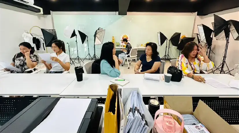 ผู้เรียนฝึกถ่ายคลิปขายของในเวิร์กช็อป
