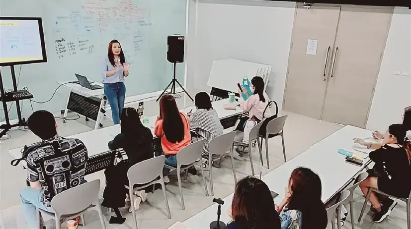 ผู้เรียนนั่งฟังการสอนในเวิร์กช็อป