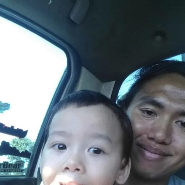เอิร์นกับลูกชายในรถส่งน้ำแข็ง