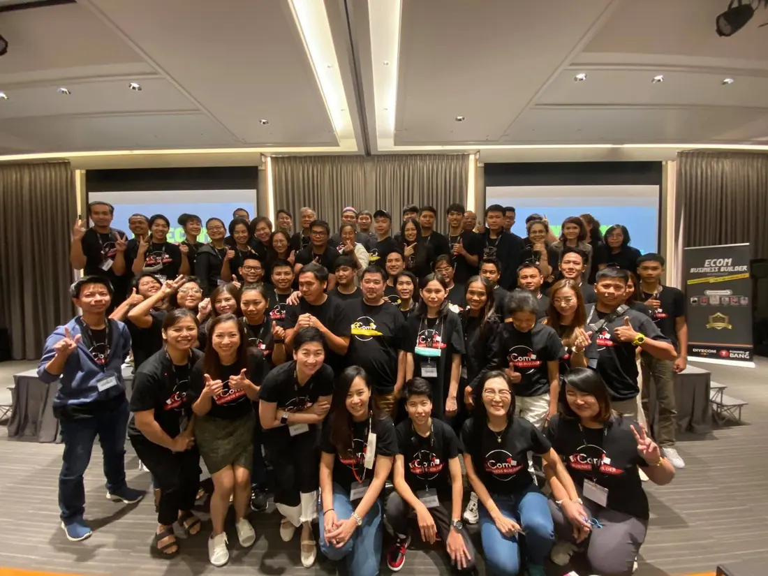 รูปหมู่นักเรียน DIY ECOM เสื้อดำ